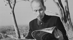 Ánh sáng Hồ Chí Minh soi đường cho chúng ta đi