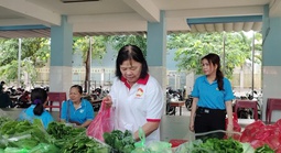 Người lao động hào hứng khi được tặng rau sạch, phục vụ bánh, cà phê miễn phí