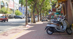TPHCM: Sau sáp nhập, hồ sơ xin cấp phép sử dụng vỉa hè tăng hơn 200%