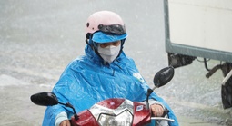 Mưa lớn trút xuống TPHCM kèm theo gió mạnh và sấm sét