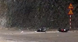 VIDEO: Đi xe máy trên quốc lộ, bất ngờ bị đá từ trên núi rơi trúng người