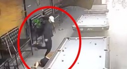 Nam thanh niên xông vào quán bida túm tóc, đạp vào mặt cô gái trẻ