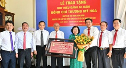 Bí thư Thành ủy TPHCM trao Huy hiệu 65 tuổi Đảng cho nguyên Phó Chủ tịch nước Trương Mỹ Hoa