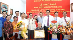 Phó Bí thư Thường trực Thành ủy TPHCM trao Huy hiệu 80 năm tuổi Đảng cho đảng viên