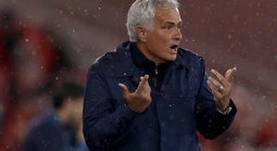 Mourinho tái xuất để “dẹp loạn” phòng thay đồ Real Madrid