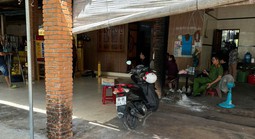 Gia đình phát hiện người đàn ông 65 tuổi tử vong với dao cắm trên người