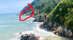 Mải mê chụp ảnh, thủy triều lên cao khiến 2 du khách mắc kẹt tại mỏm đá ở biển Sầm Sơn