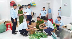 "Đột kích" xưởng sản xuất hàng chục ngàn chai dầu gió giả ở Tây Ninh