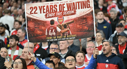 22 năm chờ đợi, fan Arsenal ăn mừng khí thế khi trở lại ngôi vô địch Premier League