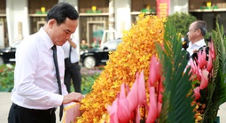 Lãnh đạo TPHCM dâng hoa tưởng nhớ Chủ tịch Hồ Chí Minh vĩ đại