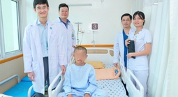 Tiến bộ y học: Mổ não bé trai 12 tuổi trong lúc bệnh nhi vẫn tỉnh táo