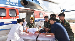 Trực thăng xuyên đêm đưa 2 bệnh nhân nguy kịch từ đảo về đất liền