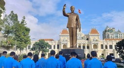 Cán bộ Công đoàn, CNVC-LĐ TPHCM dâng hoa tưởng nhớ Chủ tịch Hồ Chí Minh