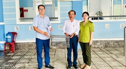 Phát hiện con vật quý hiếm, dài 70cm nằm giữa đồng ruộng