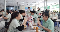 Hàng trăm công nhân thưởng thức Bữa cơm Công đoàn