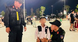 Cảnh sát cơ động hỗ trợ 2 bé trai đi lạc tìm lại người thân
