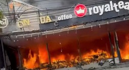 Cháy lớn thiêu rụi nhiều gian hàng, khói bốc cao hàng trăm mét