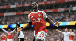 Bukayo Saka bùng nổ trận derby, Arsenal đè bẹp Fulham ở London