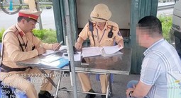 Vi phạm nồng độ cồn bị tước giấy phép lái xe, một cán bộ xã vẫn lái xe trên cao tốc