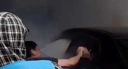 Ô tô tông vào cửa hàng tạp hóa bốc cháy, tài xế mắc kẹt bên trong