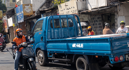 Tài xế ở TPHCM bị phạt do cố tình băng qua đường sắt