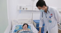 Bị mèo nhà cắn, người phụ nữ nguy kịch