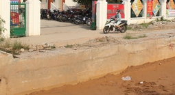 Quốc lộ 14B đào xới dang dở, dân vượt “hào sâu” mới vào được cổng ủy ban