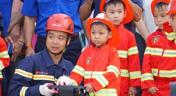 CLIP: Mang giấc mơ lính cứu hỏa đến với các bệnh nhi đặc biệt