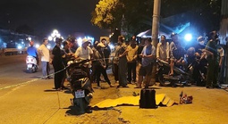 Phát hiện người phụ nữ gục chết bên cạnh xe máy