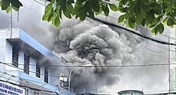 Cháy kho điện máy ở gần chợ đầu mối Hóc Môn