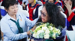 Lên nhận bằng thay trong lễ tốt nghiệp, phụ huynh bật khóc vì quá nhớ con