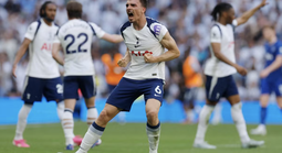 Tottenham thoát hiểm phút chót, West Ham thắng vẫn rớt hạng