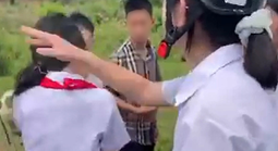 Xôn xao clip nữ sinh lớp 6 bị bạn đánh hội đồng sau lễ bế giảng