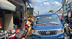 Vắng mặt sau khi đỗ ô tô sai quy định: Cẩu xe về bãi tạm giữ