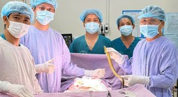 Hy hữu: Phẫu thuật lấy con lươn dài 50 cm chui vào bụng một bệnh nhân