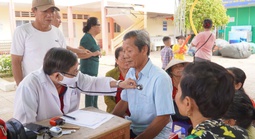Mang yêu thương đến người dân vùng biển Đá Bạc