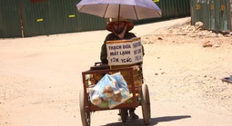 Người lao động chật vật mưu sinh giữa "chảo lửa" 40 độ C Hà Nội