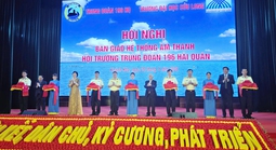 Món quà ý nghĩa của Trường Đại học Cửu Long dành cho Trung đoàn 196 Hải quân