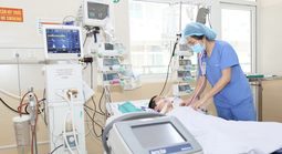 Bé trai thoát nguy kịch sau đuối nước nhờ được ép tim kịp thời
