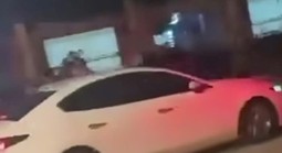 VIDEO: Tài xế lái xe ô tô cán qua người khác rồi bỏ chạy