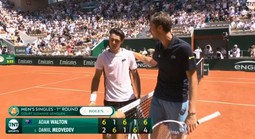 Medvedev gục ngã trước tay vợt được đặc cách ở vòng 1 Roland Garros
