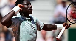 Tay vợt 17 tuổi đánh bại cựu vô địch Mỹ mở rộng, trong trận ra mắt Grand Slam