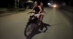 Nhóm thanh thiếu niên không đội mũ bảo hiểm, quay clip để câu view