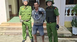 Phụ huynh mang dao xông vào trường học của con, gây náo loạn
