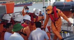 Tàu chở 11 người gặp nạn trên biển, cứu được 9 người, 2 người đang mất tích