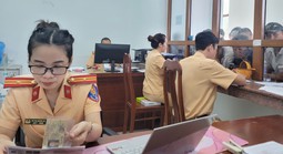 CSGT Gia Lai lật tẩy chiêu “thế thân” né trừ điểm giấy phép lái xe