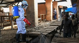 Chạy đua phát triển vắc-xin Ebola