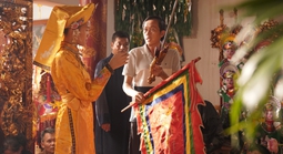 NSƯT Hoài Linh làm "người hầu đồng"