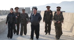 Nhà lãnh đạo Triều Tiên đích thân giám sát thử nghiệm loạt vũ khí trọng yếu 