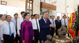 Tổng Bí thư, Chủ tịch nước Tô Lâm dâng hương tưởng niệm Chủ tịch Hồ Chí Minh tại Thái Lan